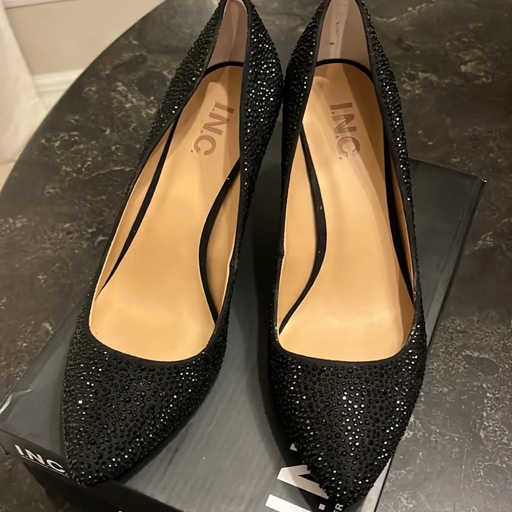 NIB INC Zitah3blk black sparkly pointed toe witchy heels. Size 8